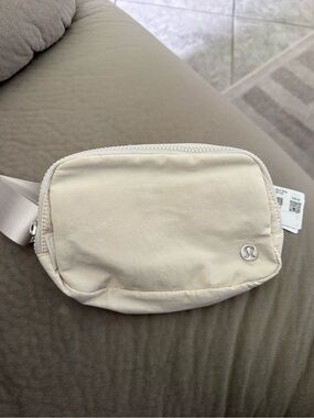 lululemon athletica everywhere belt bag — Cream
